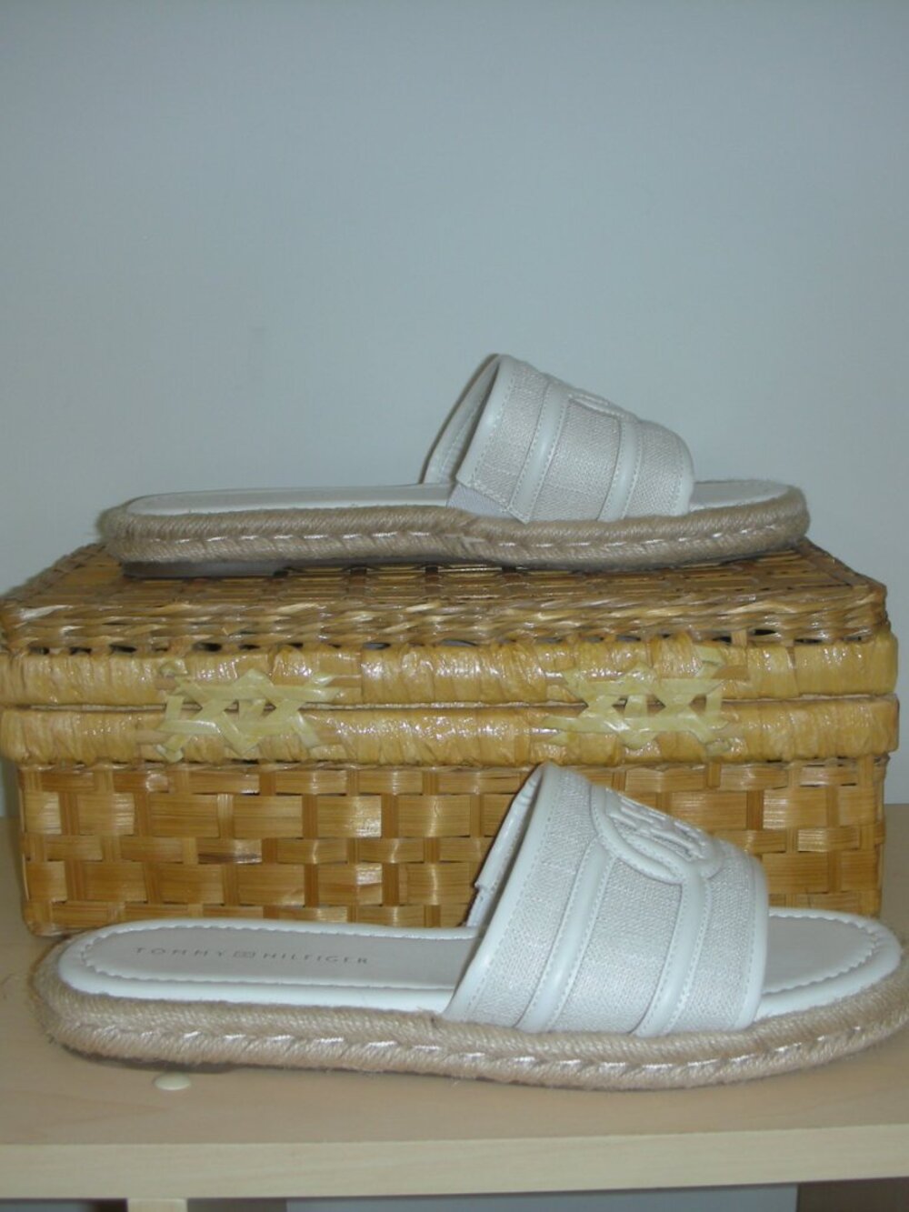 Tommy Hilfiger White Raffia Logo Slide Sandals Size 8 Coastal Summer - Picture 3 of 10